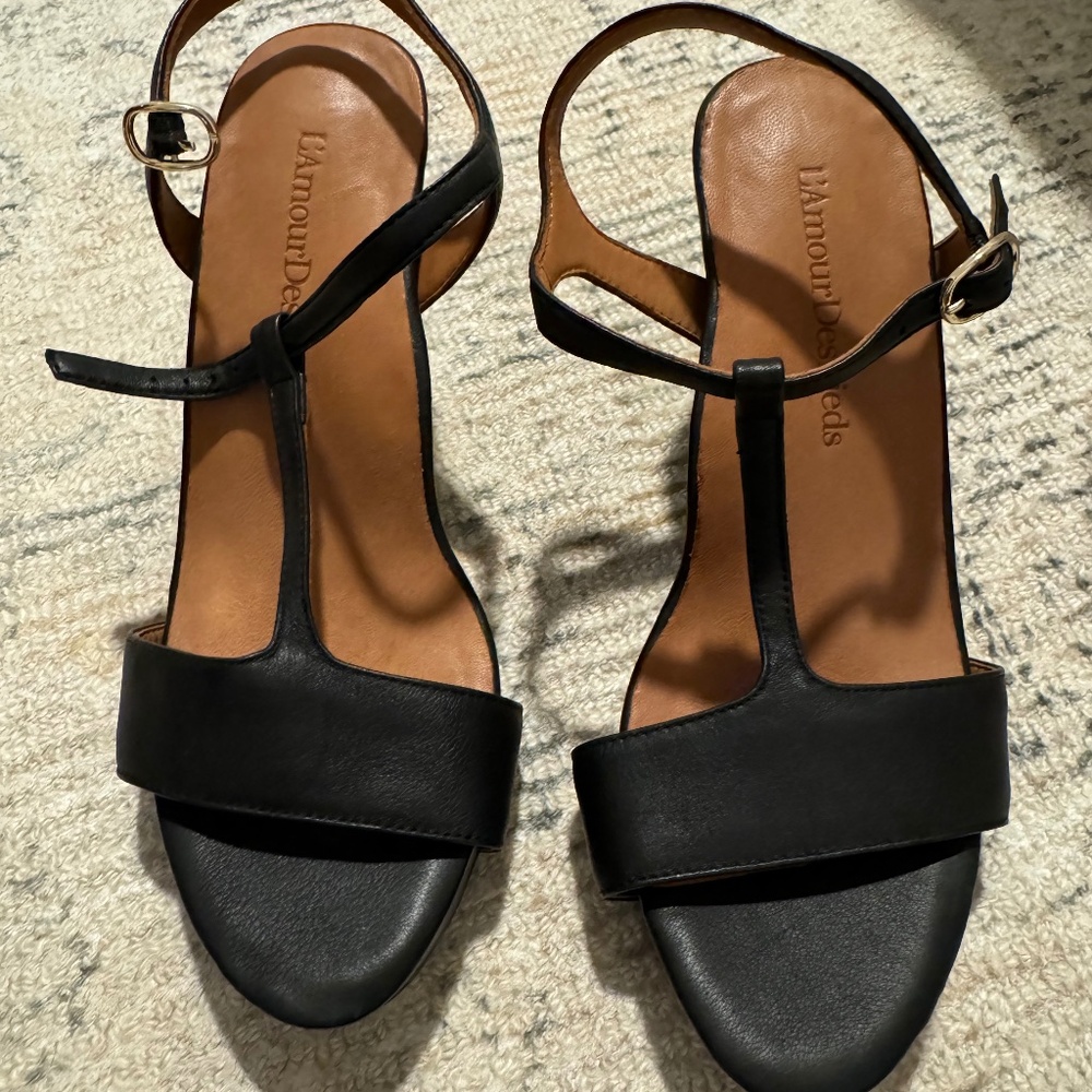 L'Amour Des Pieds Size 8 Wedges
